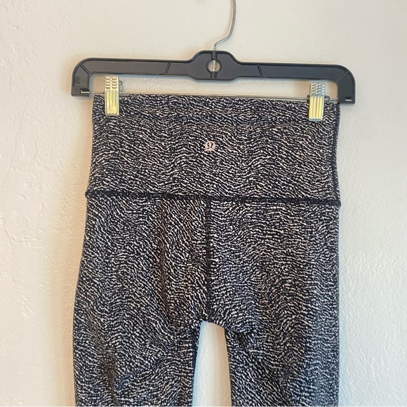 Lululemon Athletica Black and White Textured Leggings size 4 capri - Picture 4 of 6
